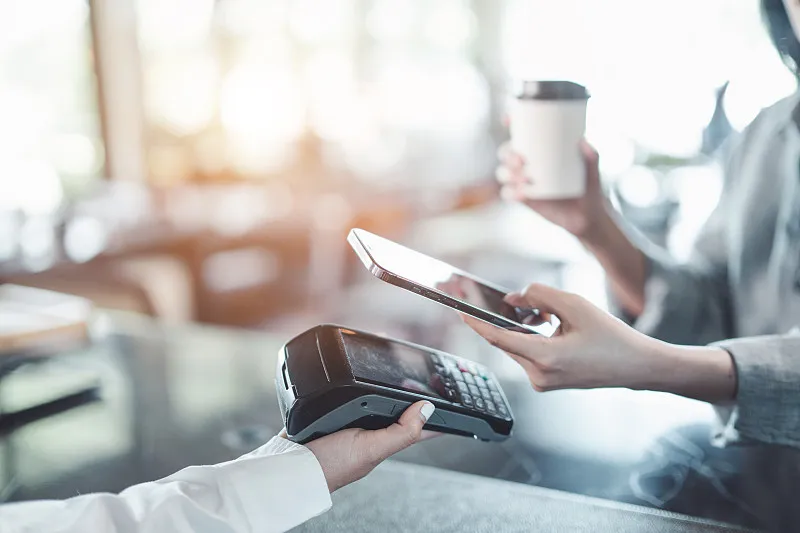 从一间小店到港交所大门：一位潮汕中专生的三十年商业远征